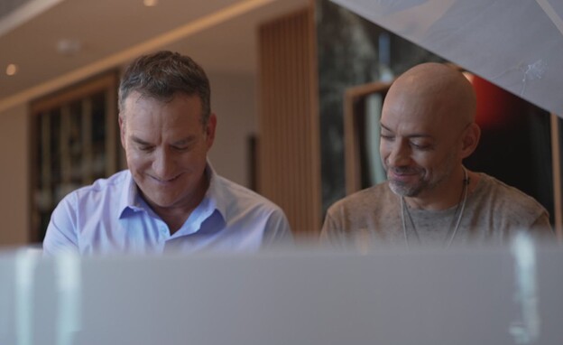 עידן רייכל ודני קושמרו מנגנים בפסנתר