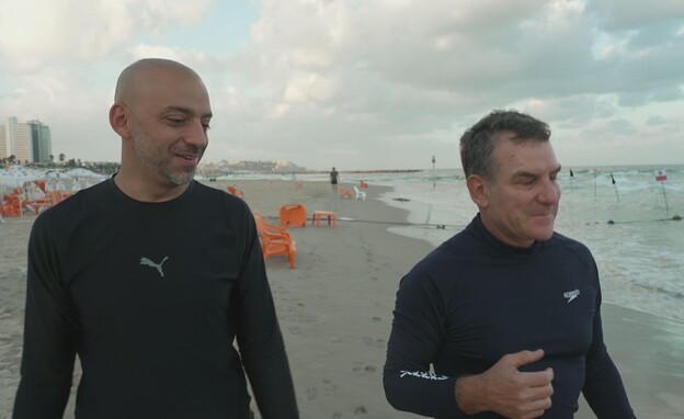 דני קושמרו ועידן רייכל בחוף