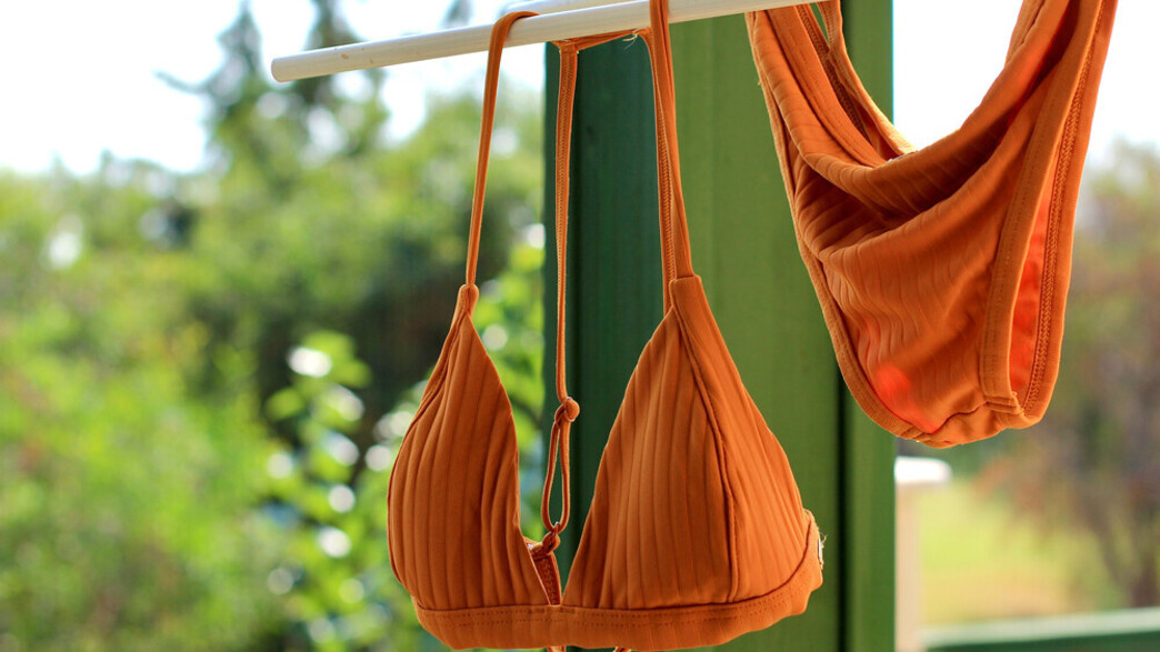 בגד ים תלוי לייבוש, ביקיני על חבל כביסה בגד ים תלוי לייבוש, ביקיני על חבל כביסה