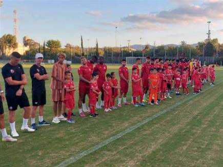 גל אראל (משמאל) מדבר לקהל האדום (צילום: ספורט 5)