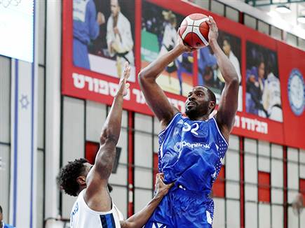 והאורחים כבר הובילו ביתרון דו ספרתי ברבע השני (אלן שיבר)