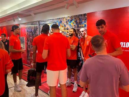 “התפקיד שלנו לשחק כדורסל“. שחקני הפועל בסנטר (צילום: ספורט 5)