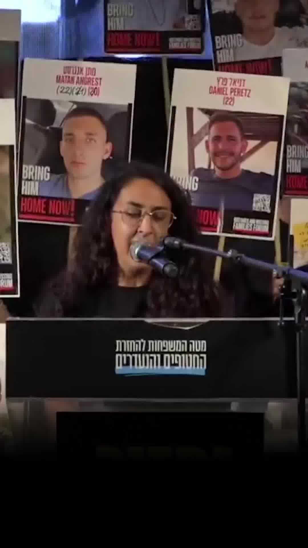 שורדת השבי שרון-אלוני קוניו בכיכר החטופים: "לא מוכנה להיות אלמנה מהססנות או מטרפוד"