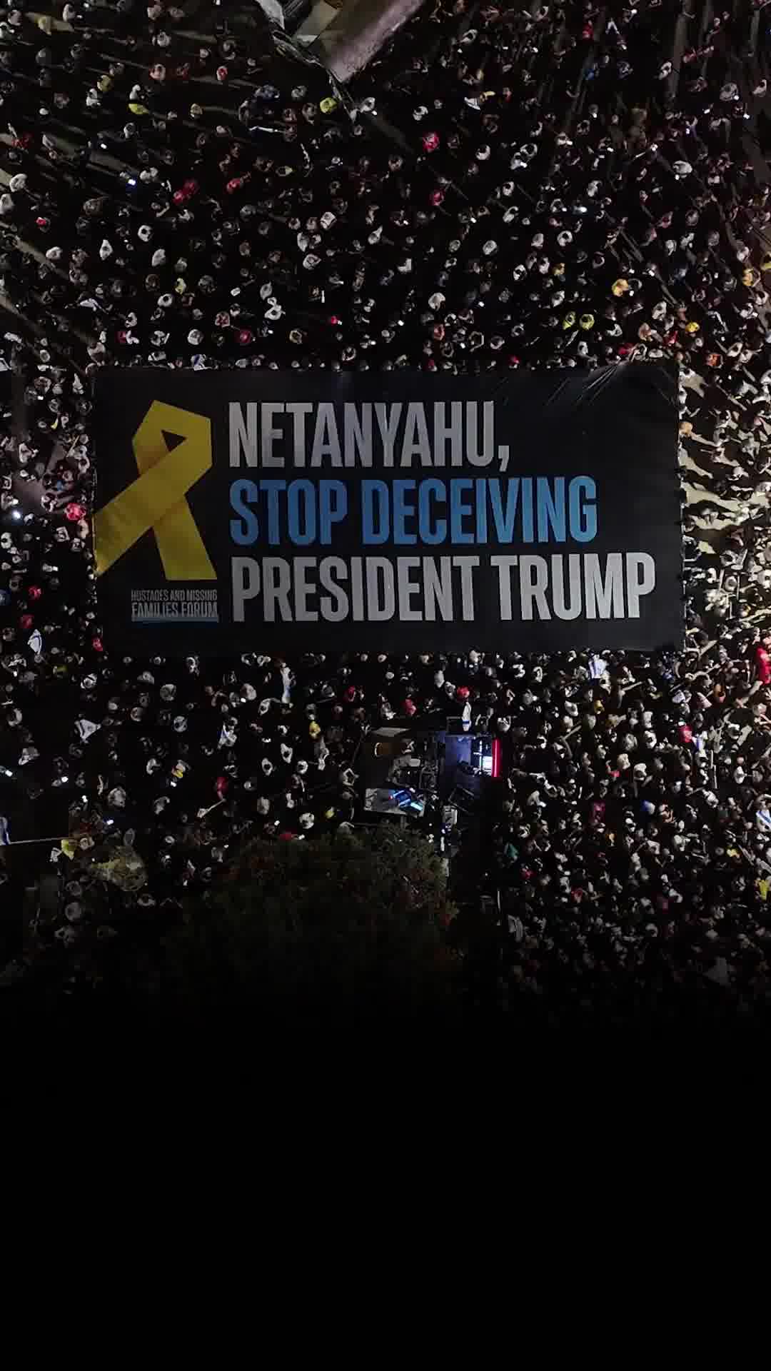 דגל ענק עם מסר לטראמפ נפרס בכיכר החטופים: "נתניהו, תפסיק להונות את טראמפ"