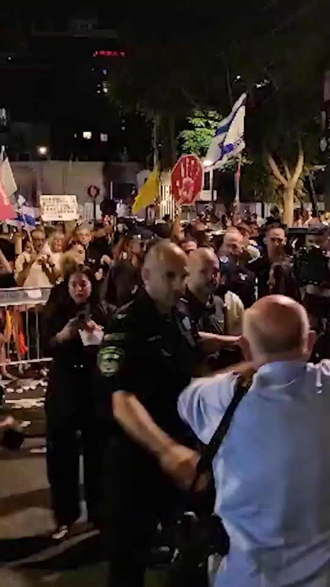 מאות מפגינים נגד הממשלה מול אירוע הרמת כוסית של חברי הליכוד לכבוד ראש השנה