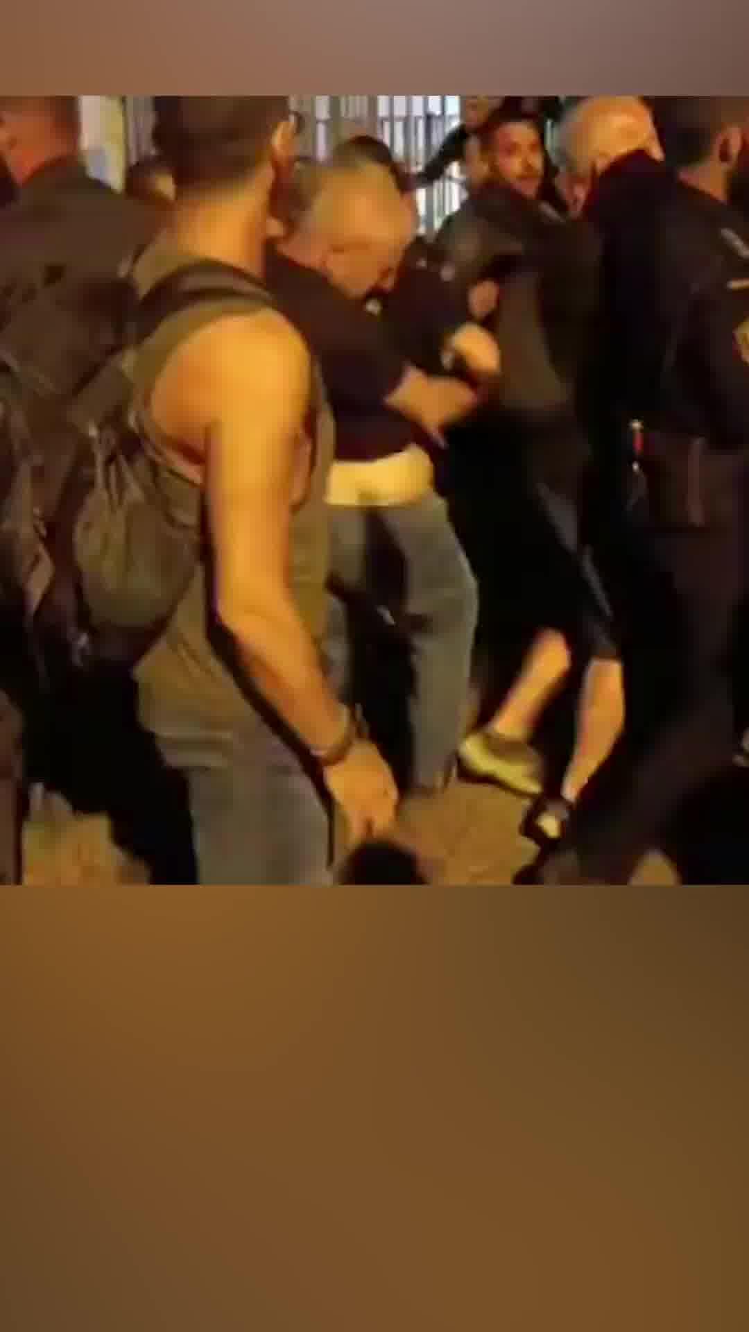 עימותים בין שוטרים למוחים בהפגנה מול אירוע הרמת הכוסית של חברי הליכוד