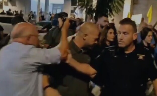 צלם העיתונות ראובן קסטרו שנפגע בהפגנה (צילום: שימוש לפי סעיף 27א' לחוק זכויות יוצרים)