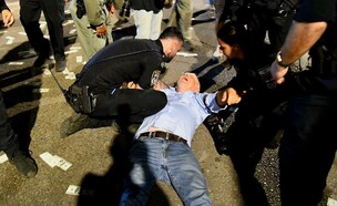 צלם העיתונות ראובן קסטרו שהותקף בהפגנה (צילום: דנור אהרון)