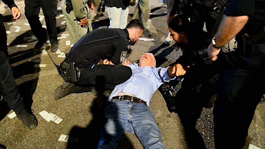 צלם העיתונות ראובן קסטרו שהותקף בהפגנה