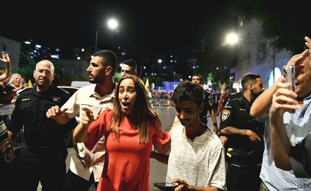 השרה מאי גולן חולפת על פני המפגינים בפתח תקווה (צילום: דנור אהרון)