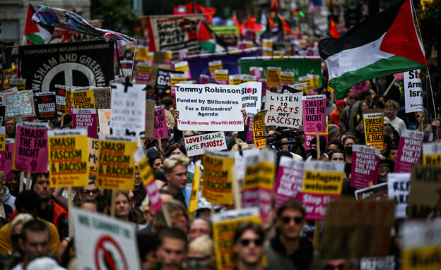 דגלי פלסטין בהפגנת "עמדו נגד הגזענות" בלונדון דגלי פלסטין בהפגנת "עמדו נגד הגזענות" בלונדון