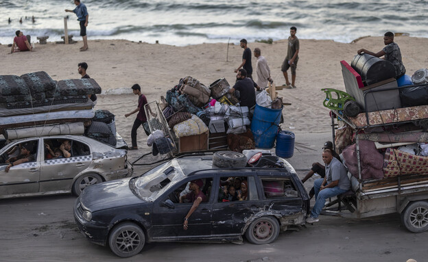 עזתים מתפנים (צילום: Photo by Mahmoud Abu Hamda/Anadolu via Getty Images)