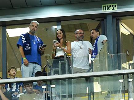 גם אלי שרעבי נהנה מההצגה של הפועל פ&ldquo;ת (ברני ארדוב) (צילום: ספורט 5)