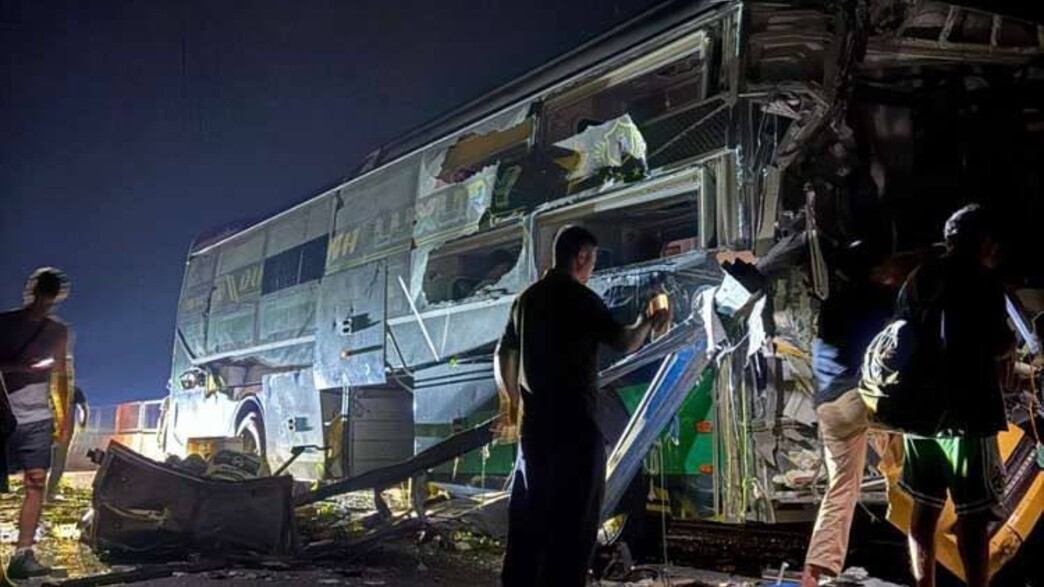 ישראלים מעורבים בתאונת דרכים בין אוטובוס למשאית בו