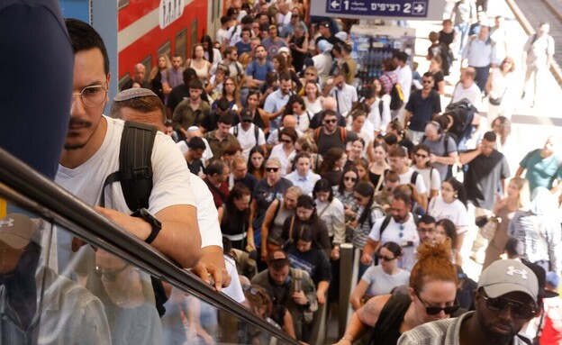 עומס בתחנת הרכבת השלום בתל אביב (צילום: יהושע יוסף, פלאש 90)