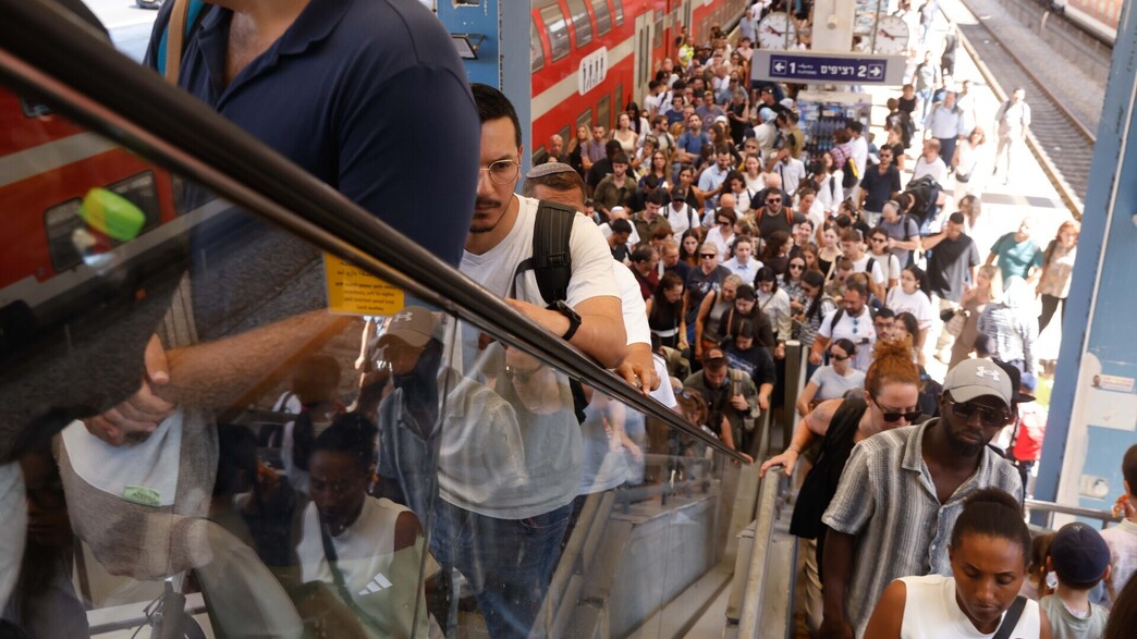 עומס בתחנת הרכבת השלום בתל אביב עומס בתחנת הרכבת השלום בתל אביב