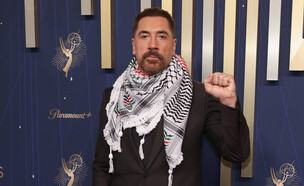 חווייאר ברדם עוטה כאפייה על השטיח האדום, טקס פרסי  (צילום: John Shearer/WireImage, GettyImages)