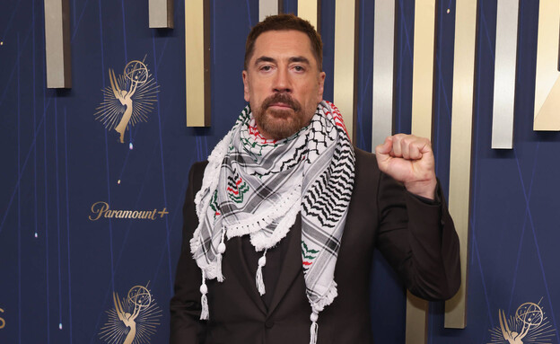 חווייאר ברדם עוטה כאפייה על השטיח האדום, טקס פרסי  (צילום: John Shearer/WireImage, GettyImages)