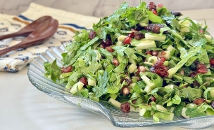סלט ירוקים עם תפוחים ורימונים. אחד המרעננים  (צילום: יעל קצב)