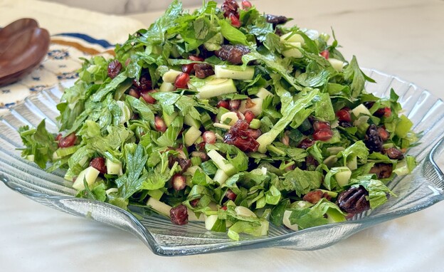 סלט ירוקים עם תפוחים ורימונים סלט ירוקים עם תפוחים ורימונים