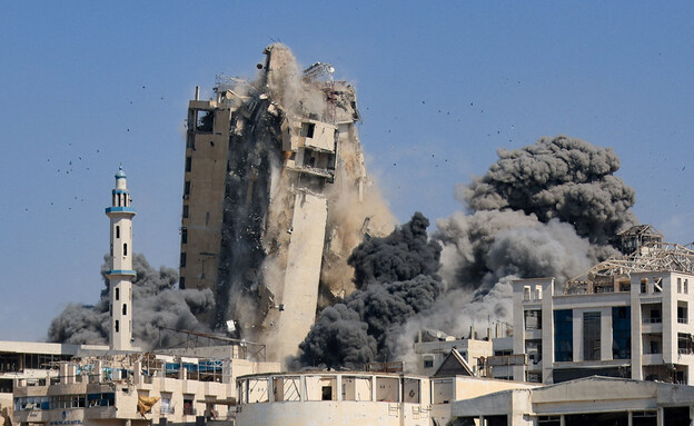 תקיפת בניין אל ג'פרי בעזה (צילום: reuters)