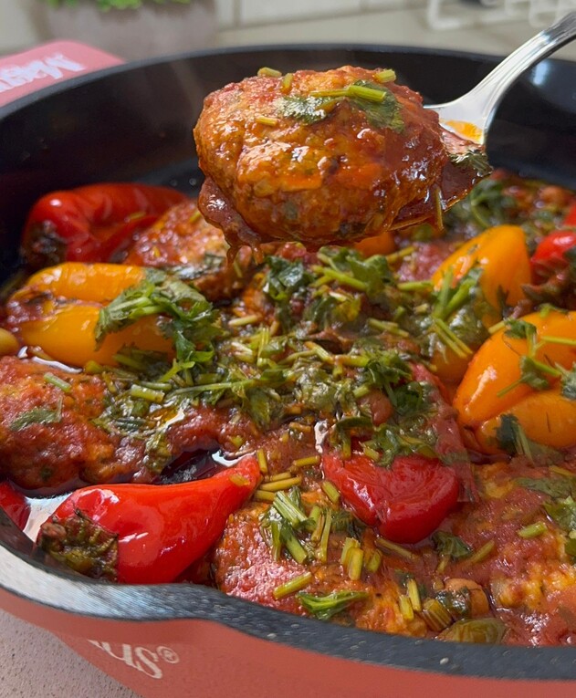 תביאו חלה דחוף. קציצות עוף פיקנטיות קציצות עוף פיקנטיות ברוטב פלפלים, עגבניות וחומוס