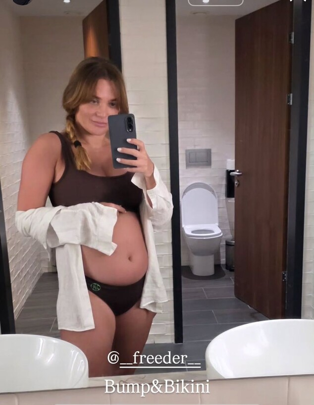 דנה פרידר הריונית בבגד ים דנה פרידר הריונית בבגד ים