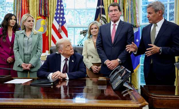 טראמפ עם נציגי טנסי, השרה לביטחון המולדת והתובעת 