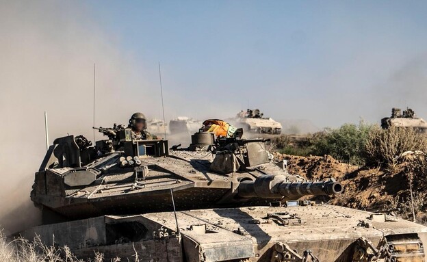 הטנקים דוהרים לתוך עזה: תיעוד ראשון מכניסת הכוחות בתמרון הקרקעי (וידאו AVI: חדשות)