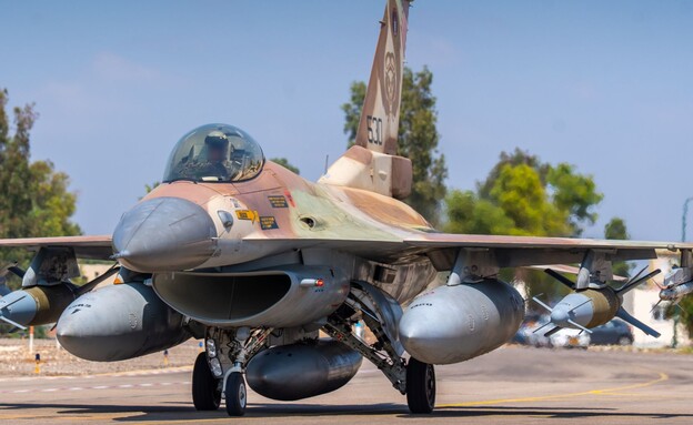 מטוס שהפציץ בנמל חודידה (צילום: דובר צה