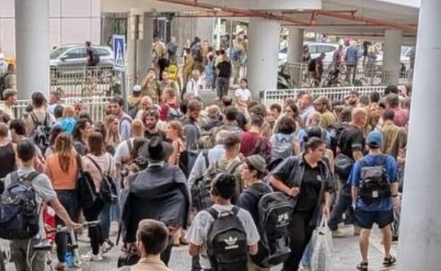 נוסעים הורדו בתחנת הרכבת לוד בעקבות שרפה בפסי הרכבת בקרבת ההגנה