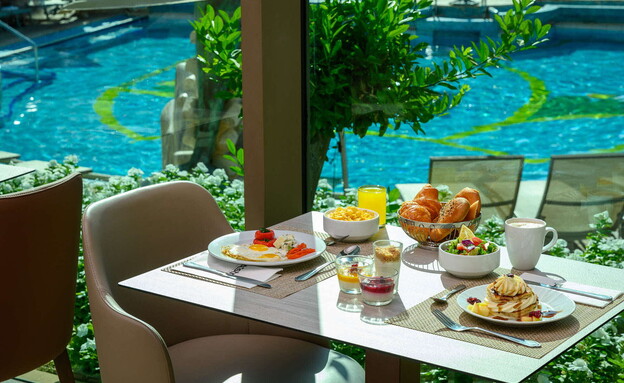 ארוחת בוקר על שפת הבריכה - מלון מלכת שבא ארוחת בוקר על שפת הבריכה - מלון מלכת שבא