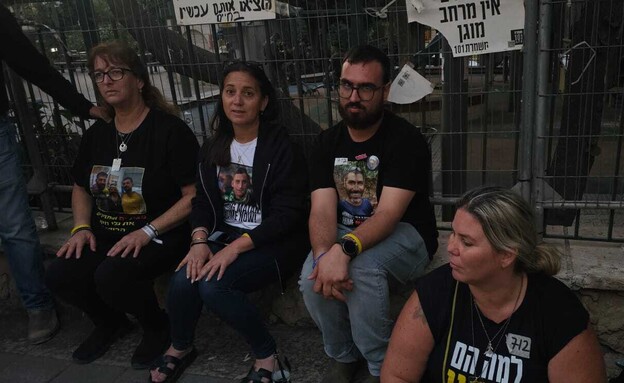 הורי החטופים יושבים על הרצפה  מחוץ למעון רה"מ