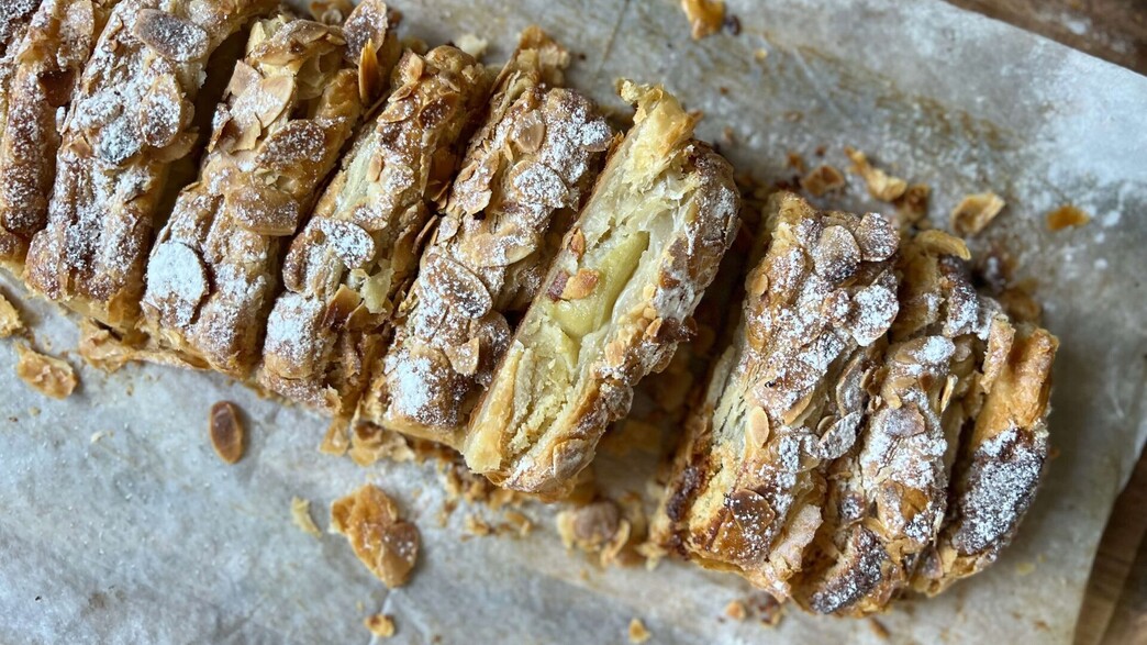 צמת בצק עלים קרם שקדים ותפוחים