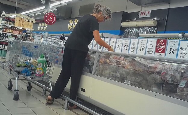 סיגלית עורכת קניות, במקום להיות בעבודה