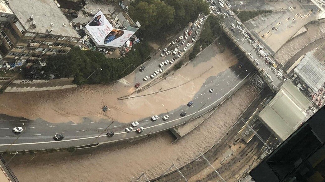 נתיבי איילון הוצפו בתל אביב נתיבי איילון הוצפו בתל אביב