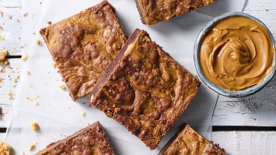 בראוניז פרווה עם ממרח לוטוס (צילום: נמרוד סונדרס, קרין גורן ורון יוחננוב אופים לשבת, הוצאת רון יוחננוב)