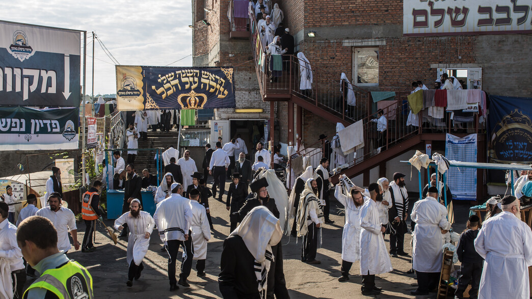 חסידים ליד מתחם הקבר של רבי נחמן חסידים ליד מתחם הקבר של רבי נחמן