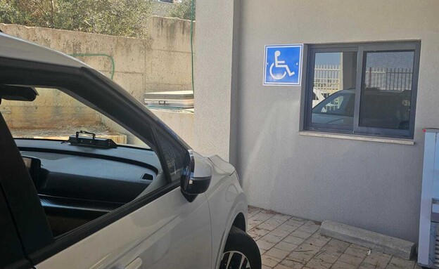 רכבו של השר קיש בחניית נכים (צילום: יוסי מזרחי)