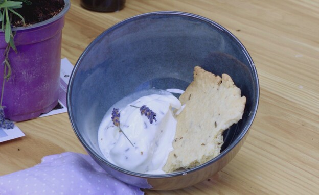 גלידת לבנדר וקראמבל עוגיות חמאה ולבנדר גלידת לבנדר וקראמבל עוגיות חמאה ולבנדר