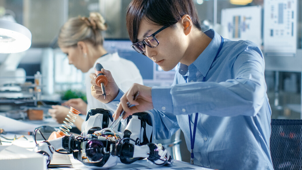 עובד בונה רובוט, סטארט אפ, טכנולוגיה, חדשנות, הייטק