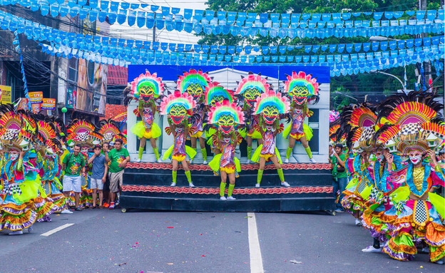 אלפי תיירים מגיעים לפסטיבל הצבעוני בפיליפינים (צילום: Kobby Dagan, shutterstock)
