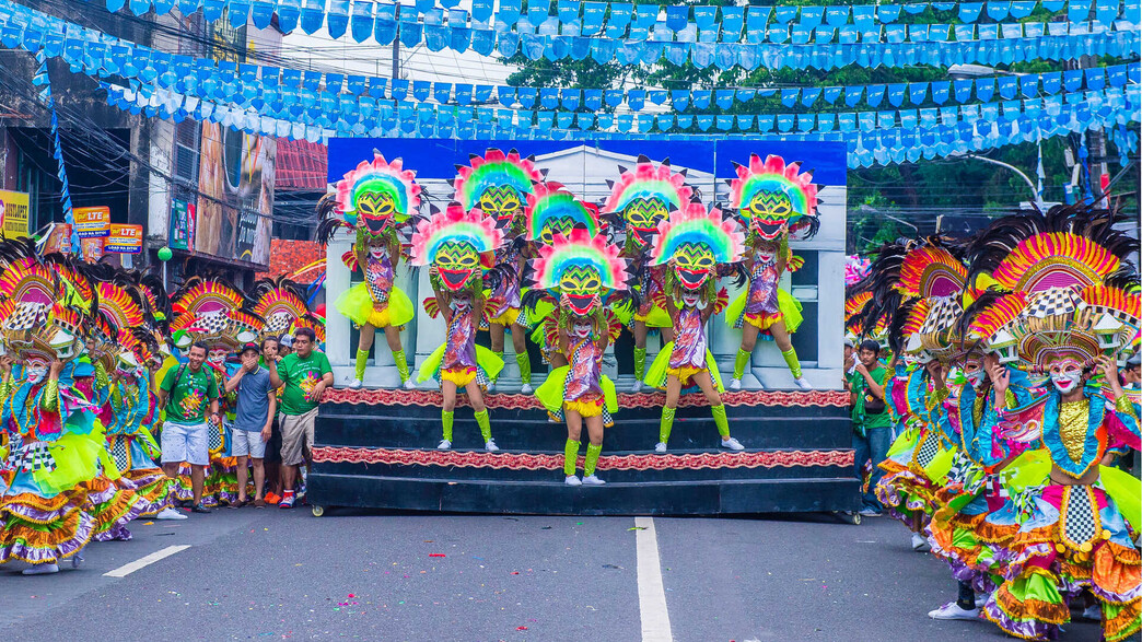 אלפי תיירים מגיעים לפסטיבל הצבעוני בפיליפינים אלפי תיירים מגיעים לפסטיבל הצבעוני בפיליפינים