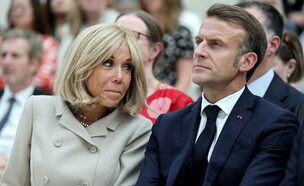 נשיא צרפת עמנואל מקרון ורעייתו בריז'יט (צילום: רויטרס)
