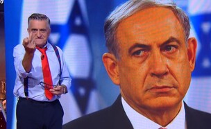 המגיש שלף אצבע משולשת לנתניהו (צילום: El Intermedio)