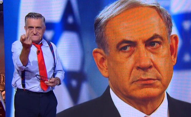 המגיש שלף אצבע משולשת לנתניהו (צילום: El Intermedio)