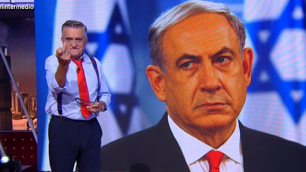 המגיש שלף אצבע משולשת לנתניהו המגיש שלף אצבע משולשת לנתניהו