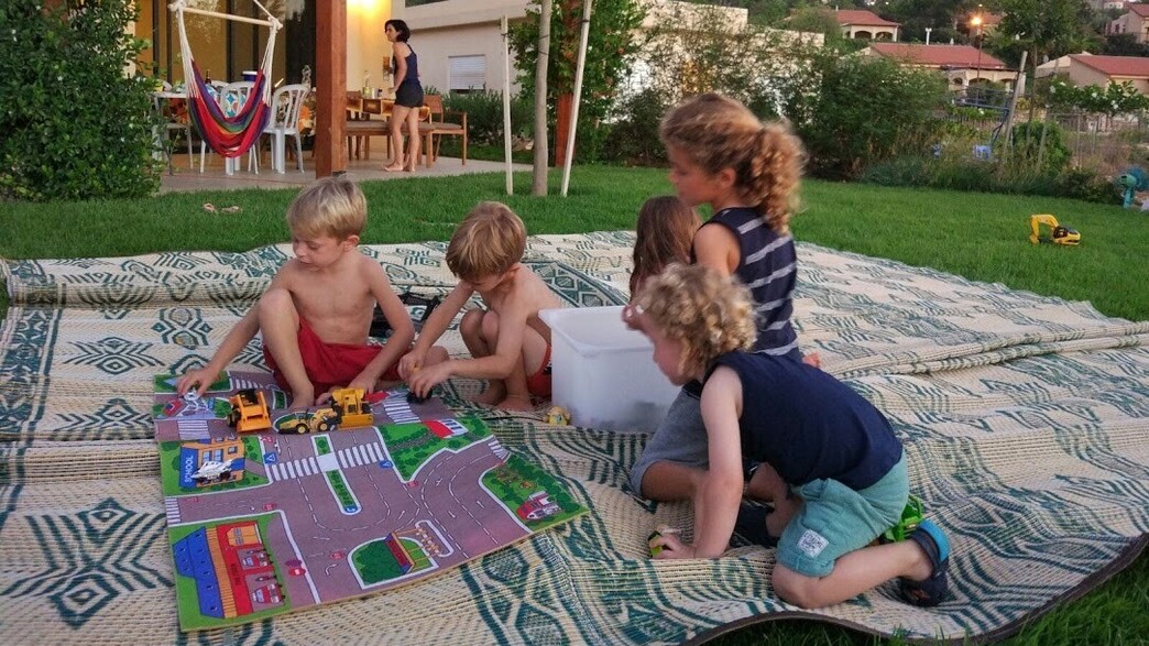 ילדים משחקים