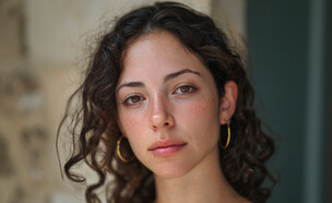 אישה מסתכלת למצלמה (AI: mako)