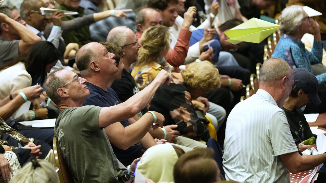 הקהל מטיס מטוסי נייר בטקס האיג-נובל, 2025